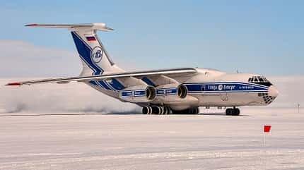Il-76 auf Eispiste seitlich