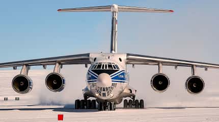 ploar, antarktis, eispiste, il76, il-76, iljuschin, transporter, volga-dnepr Iljuschin Il-76 rollend auf Eispiste von vorne