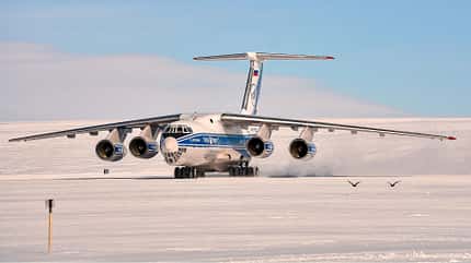 Iljuschin Il-76 rollt auf Eispiste