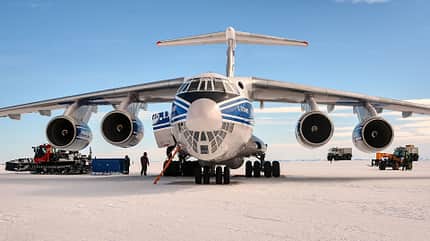 Iljuschin Il-76 auf Eispiste von vorne