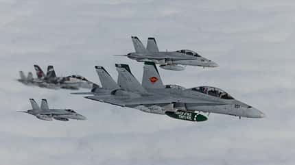 MCAS Beaufort,2nd MAW,VMFA-115,F/A-18,F-35B Lightning II,VMFAT-501, Hornet, USMC Marines, Marine Corps F/A-18C Hornet der Marines Formation im Flug