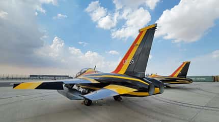 Hongdu L-15 am Boden