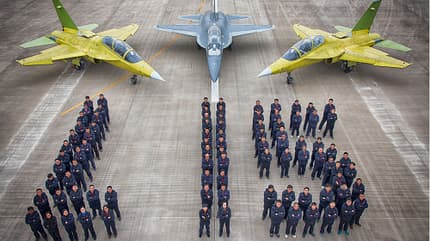 Hongdu L-15 Trainer mit Personen