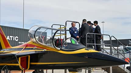 L-15 auf Messe mit Personen