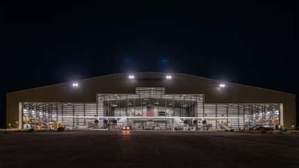 Stratolaunch Roc in Hangar von vorne