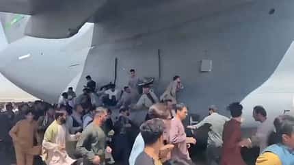 c-17, kabul, chaos, evakuierung, afghanistan Menschen klammern sich an C-17