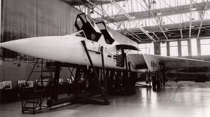 f108, xf-108, rapier, north american, naa mach 3, jäger, kampfflugzeug XF-108 Rapier Modell in Originalgröße im Hangar