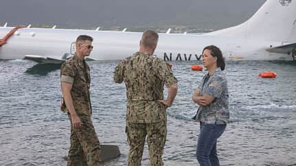 Personen vor P-8A Poseidon im Wasser vor Hawaii