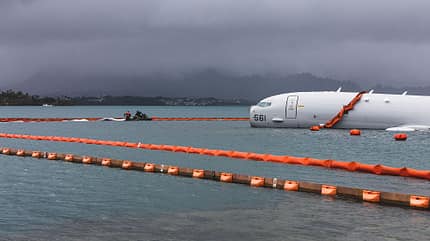 P-8A Poseidon im Wasser vor Hawaii mit Barrieren
