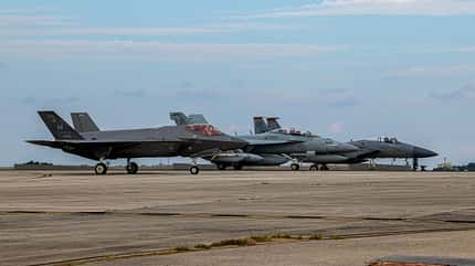 USAF, elepahnt walk, kadena air base, kampfflugzeug, f-35, lightning, f-15, eagle, E/A-18G, growler Kadena Elephant Walk F-35 mit F-15 und E/A-18G