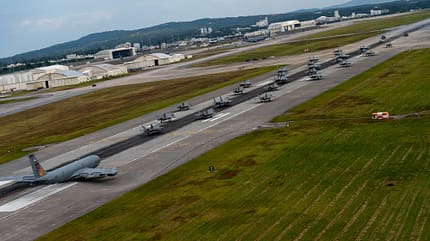 USAF, elepahnt walk, kadena air base, kampfflugzeug, f-35, lightning, f-15, eagle, E/A-18G, growler Kadena Elephant Walk Luftaufnahme