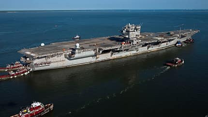 USS Enterprise im Schlepp auf See