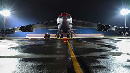 b52, B-52H, Boeing, bomber, kampfflugzeug, us air Force, usaf Boeing B-52H bei Nacht von vorne