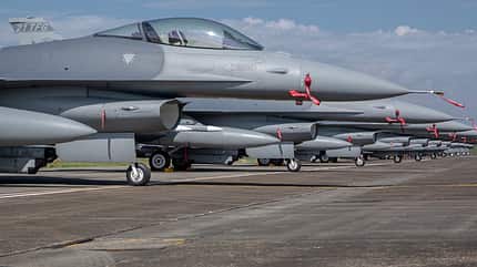 taiwan, f16, f-16v, fighting falcon, lockheed martin, aidc F-16V Taiwan aufgereiht am Boden