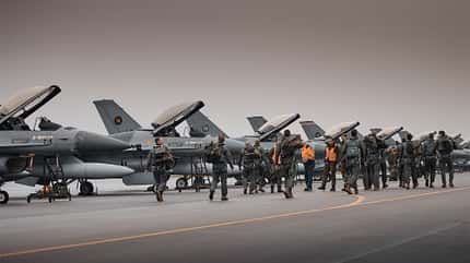 f16, f-16, fightig falcon, niederlande, Koninklije Luchtmacht, kampfflugzeug, volkel F-16 Fighting Falcon aufgereiht mit Besatzungen