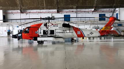 uscg, us coast guard, sikorsky, mh-60, jayhawk, rettungshubschrauber, mh-65, dolphin MH-60 Jayhawk im Hangar