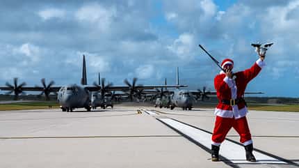 Operation Christmas Drop,OCD23,ROKAF,USAF,JASDF,RCAF. Lockheed, C-130, hercules, Transporter C-130 Hercules mit Weihnachtsmann