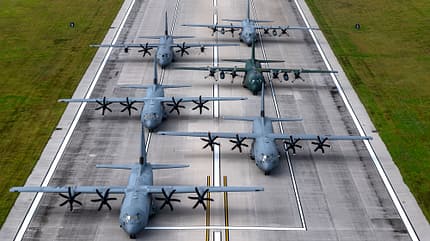 Operation Christmas Drop,OCD23,ROKAF,USAF,JASDF,RCAF. Lockheed, C-130, hercules, Transporter C-130 Hercules Formation auf Startbahn