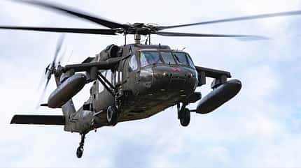 Sikorsky UH-60M im Flug mit Tanks