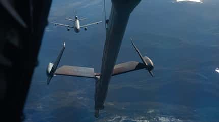 C-M Galaxy betankt KC-10 in der Luft.