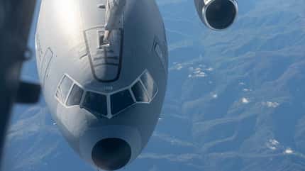 C-M Galaxy betankt KC-10 in der Luft.