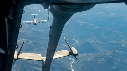 C-M Galaxy betankt KC-10 in der Luft.