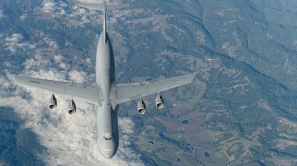 C-M Galaxy betankt KC-10 in der Luft.
