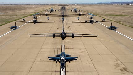 elephant walk,U-2 Dragon Lady,T-38 Talon,KC-135 Stratotanker,940 ARW,99 RS,u2, USAF, Spionage Lockheed U-2 Flugzeuge auf Startbahn von vorne