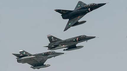 FC-31, J-35, china, pakistan, kampfflugzeug, stealth, shenjang, mirage, J-10 Mirage 5 Pakistan im Flug Formation