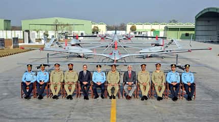 FC-31, J-35, china, pakistan, kampfflugzeug, stealth, shenjang, mirage, J-10 Gruppenbild vor Drohnen