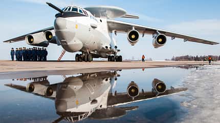 beriew, a-50, a50, mainstay, awacs, abschuss, russland, ukraine Beriew A-50 Mainstay am Boden mit Soldaten