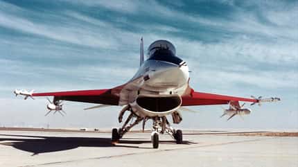 f16, f-16, yf-16, erstflug, viper, lockheed martin, fighting falcon, 50 jahre, kampfflugzeug, YF-16 Prototyp am Boden