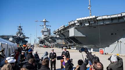 USS Gerald Ford, CVN-78, flugzeugträger, us navy, hornet, growler, carrier, homecoming USS Gerald Ford Kapitän vor Schiff