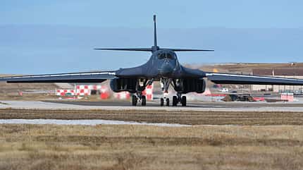 B-1B Lancer rollend von vorne