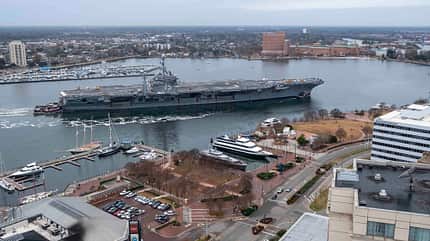 USS Truman, flugzeugträger, us navy, cvn-75 USS Truman mit Schlepper