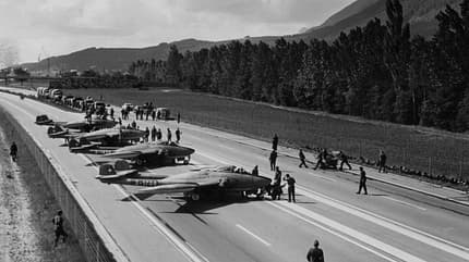 schweiz, Autobahn, übung Alpha uno, F/A-18, Hornet, payerne Venom-Jagdbomber auf Autobahn
