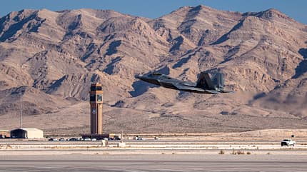 F-22 mit Tower im Hintergrund
