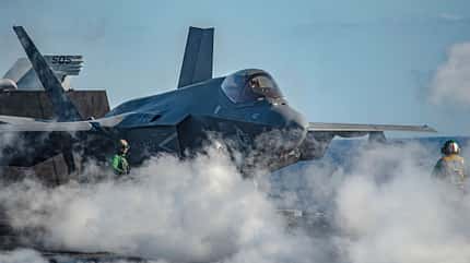 Flugzeugträger F-35C mit Katapultdampf
