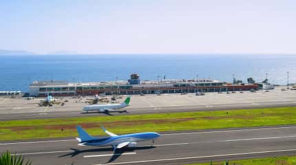 Boeing, 737, TUI, Funchal, Madeira Flughafen Funchal Boeing 737 bei Landung