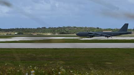 B-52H rollend
