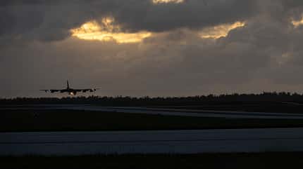 B-52H Landung bei Dämmerung
