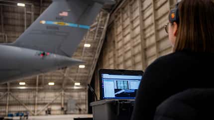 C-5M, Galaxy, Drohne, Wartung, Transporter, US Air Force, Roboter C-5M Galaxy Drohne Steuerung am PC