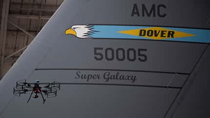 C-5M, Galaxy, Drohne, Wartung, Transporter, US Air Force, Roboter C-5M Galaxy Drohne vor Leitwerk