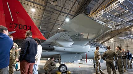 t7, t-7a, red hawk, trainer, usaf T-7A im Hangar mit Personal