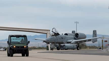 A-10C Thunderbolt II,A-10 Warthog,354th Fighter Squadron,309th AMARG,Davis-Monthan Air Force Base, DM USAF A-10C Davis-Monthan rollt hinter Follow-Me
