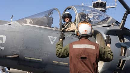 AV-8B, US Marine Corps, USS Bataan, Huthi, Drohnen AV-8B US Marine Corps Pilot im Cockpit