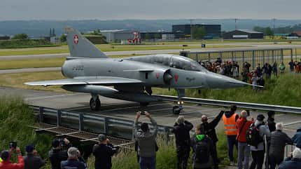 Mirage III DS rollt an Zuschauern vorbei