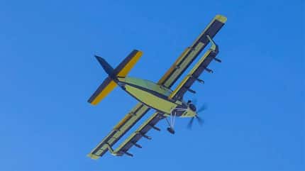 sibnia, partizan, antonow, an-2, drone, tws-2 Partizan-Doppeldecker in der Luft von hinten