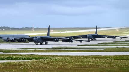 zwei B-52H Stratofortress rollen zum Start