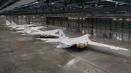 Vier Tu-160M in der Auslieferungshalle von Kasan.